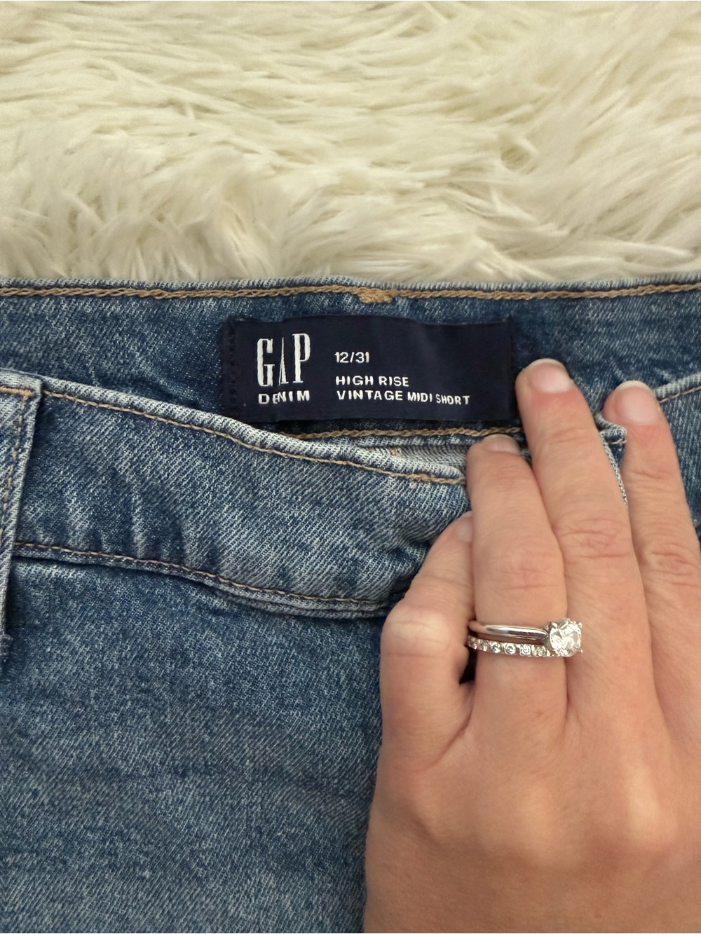 GAP Mid Wash Denim Jean Shorts NWT - Blue Size 12 - Picture 3 of 4
